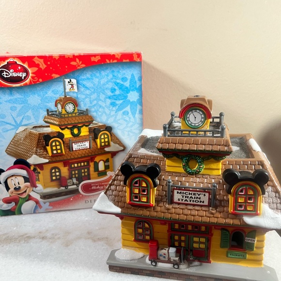 Dept 56 Mickey’s Train Station Mickey’s Merry Christmas Village in Box Lighted - Picture 5 of 13
